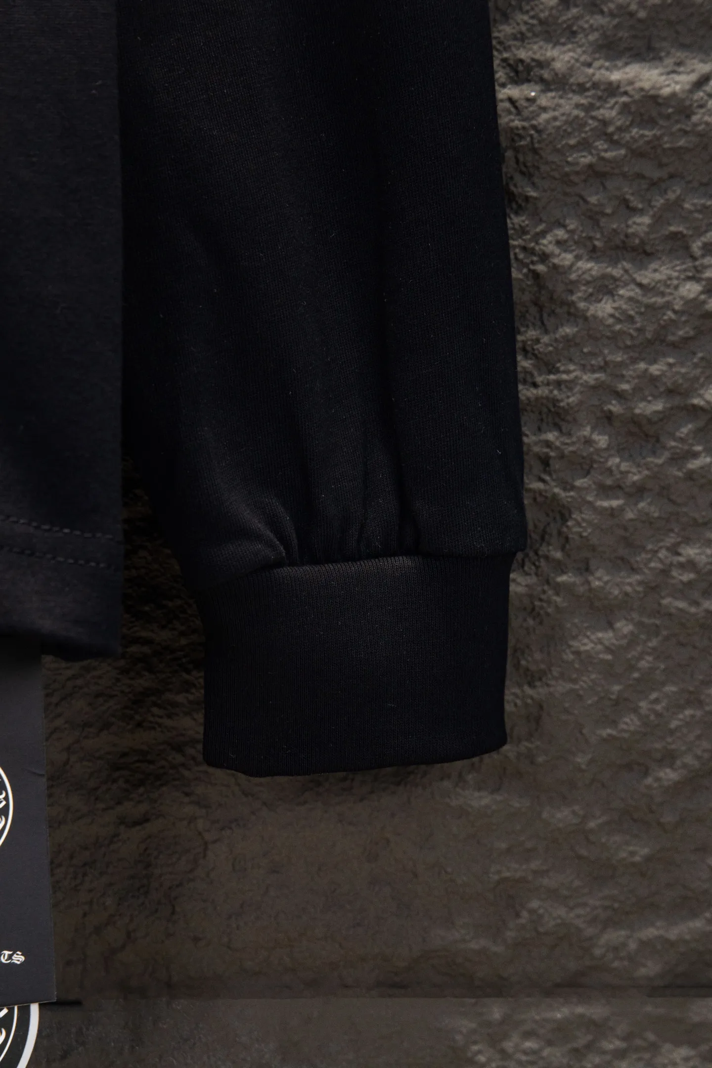 P230 🆕Chrome Hearts os version is really charming and Chrome Hearts is really a must-have. Each season's new version is made to the extreme. It is very practical and can be worn casually. Nice✔️ - ⚠️100% cotton. It is made of 21 double yarns, 300g weight fabric and imported knitted carded cotton. It has moderate thickness, drape and contour, and the upper body is comfortable! ! It is very tolerant to fat body types and can instantly lose five pounds after wearing it!  Specially ordered many Austrian hot diamonds, which have the bling bling effect of natural crystals under the light, with multi-faceted reflective points, and the production cost is extremely high. The laser molding includes a computer engraving machine and a laser machine, which are accurate in units of particles. Finally, it is hot and set at high temperature. After the hot ironing, the firmness needs to be tested repeatedly on the hot stamping. It can show colorful reflections under the light. The collar webbing extends to the shoulders for reinforcement, and the stitching at the joints. The hem and cuffs are all made with 0.2mm gauge double-thread turning. They are carefully produced at a high cost. The attitude of making goods with a magnifying glass restores the quality and effect of the product. The full set of customized accessories is only used to present every detail to customers. Film printing, 50,000 positioning, is very time-consuming. The body is treated with hot diamond elements, which greatly increases the interest of the clothing; unique visual effects. After special treatment, a unique effect is formed. An irregular hem is added to the version. This year's Kroxin is the main version. In the past two years, the oversize version has become the focus of the trend and has been a popular staple in the past two years. The change of designers has made this brand an instant hit. The progressive fashion of the times also needs the blood impact of fresh elements and trendy designs in order to continue its glory! It’s stylish both inside and outside, a must-have for high street travel! An absolute "eye-catching style" that can match couples 💏 Color: Black White Size: S M L XL